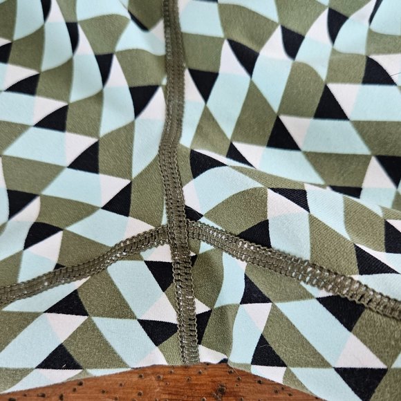 TORRID -ACTIVE CORE LEGGING WITH SIDE POCKET - Olivine Anya Geo - SZ 0/M - Picture 8 of 8